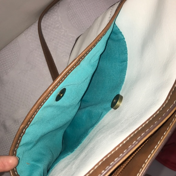 🌸Classic White & Camel Brown Sleek Lock Crossbody - Picture 7 of 13